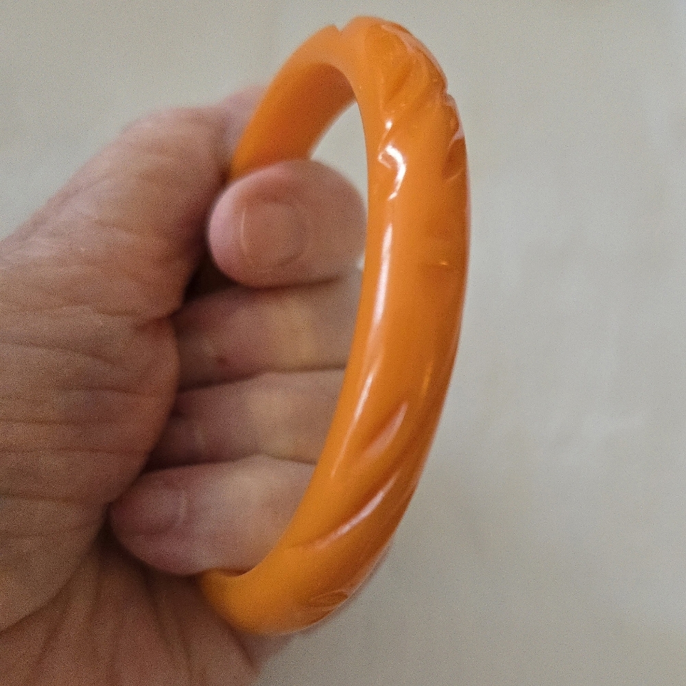 Vtg. Hand-carved Bakelite Bangle Orange - Picture 7 of 9